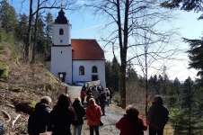 astnci akce pichzej ke kostelku Frauenbrnnl u Rinchnachu